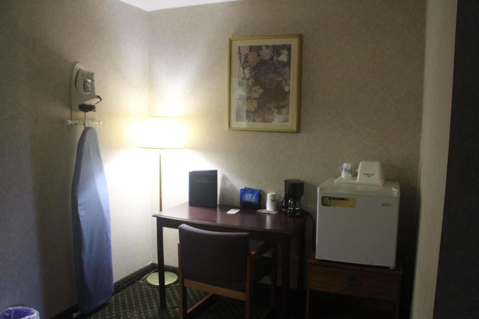 Magnuson Hotel East Сиракьюс Экстерьер фото